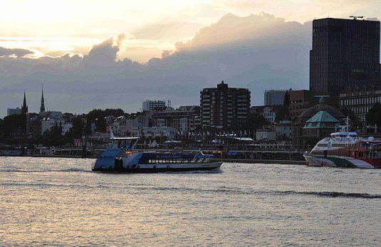 1.1409605799.abends-auf-der-elbe