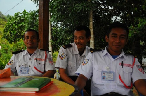 1.1463330735.die-wachleute-vor-der-seminareinrichtung